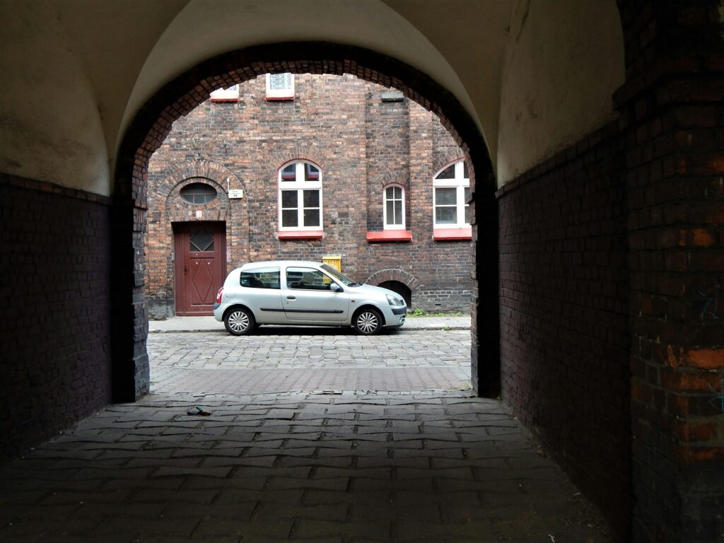 Renault Clio na Nikiszowcu ma ubezpieczenia Katowice